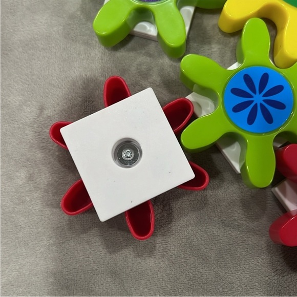 Lakeshore turn & learn magnetic gears - Picture 4 of 7